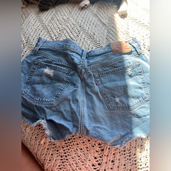 levi’s high waisted denim shorts. size 28 - Picture 2 of 2
